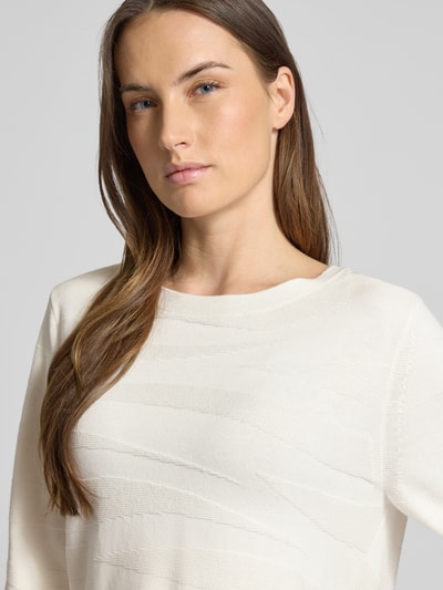 Frauenmodel trägt Regular Fit Pullover aus reiner Baumwolle von Tom Tailor, unifarben, Strukturmuster, Feinstrick, Nahaufnahme Oberkörper.