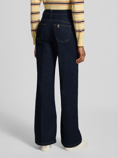 Vrouwenmodel draagt Flared Fit Jeans uit katoenmix van Liu Jo White, donkerblauw, logodetail, 5-pocketmodel, knoop- en ritssluiting, Bandwijdte maat 27: 36 cm, Binnenbeenlengte maat 27: 83 cm, Ganzkörperansicht Rückansicht.