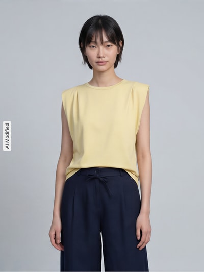 Frauenmodel trägt Top mit Rundhalsausschnitt und Kappärmeln von Jake*s Collection, gelb, gerader Schnitt, Modal-Mix, Ganzkörperansicht von vorne.