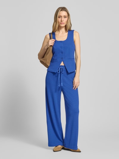 Vrouwenmodel draagt Weste aus Viskose-Mix mit Strukturmuster Modell 'KATE LUMINA' van ICHI, slim fit, blauw met knopen, structuurtextuur, ronde hals, paspelzakken, volledige lichaamsaanzicht van voren.
