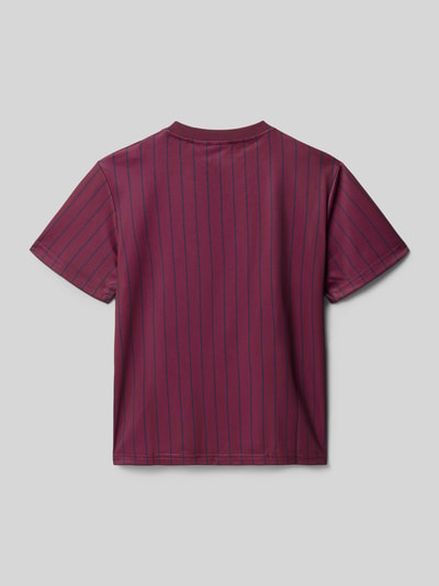 Produktfoto, Regular Fit T-Shirt mit Logo-Print von KARL KANI, Kinder T-Shirt in Dunkelrot mit feinen Streifen, Kurzärmelig, V-Ausschnitt, Rückenlänge bei Größe 134: 59 cm