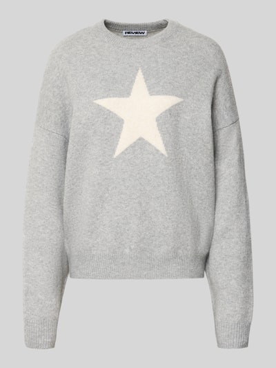 Produktfoto, Regular Fit Pullover in Strick-Optik von REVIEW, grau mit cremefarbenem Stern, Material-Mix mit Stretch-Anteil, gerippte Abschlüsse