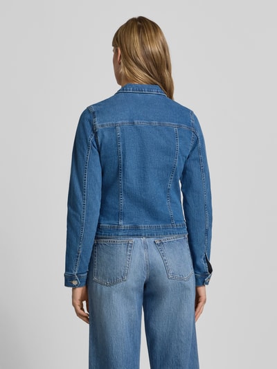 Frauenmodel trägt Regular Fit Jeansjacke aus Baumwoll-Mix Modell 'WONDER' von Only, Denim-Optik, sichtbare Nähte, Ganzkörperansicht Rückansicht.