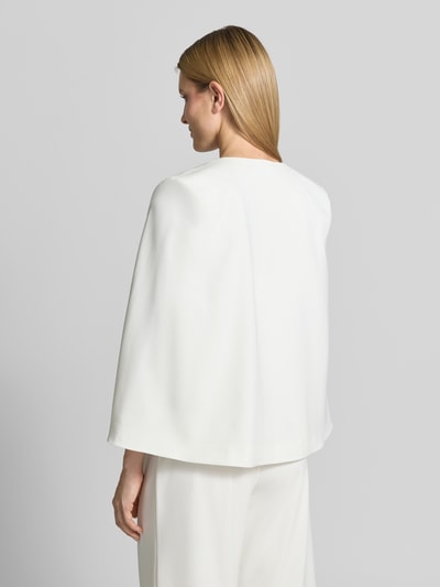 Frauenmodel trägt Blazer in offener Passform von Swing, Weiß, Material-Mix mit Stretch-Anteil, Taillierter Schnitt, Rückenlänge 63 cm, Ganzkörperansicht Rückansicht.