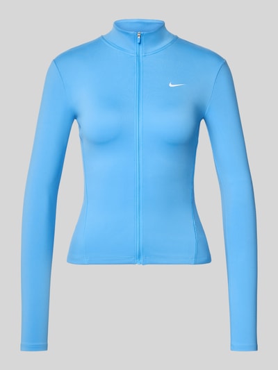 Produktfoto, Slim Fit Trainingsjacke mit Logo-Print Modell 'One Fitted' von Nike in Hellblau, glatte Oberfläche, Kontrast durch weißen Print, Damen Trainingsjacke von Nike Training