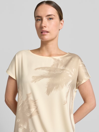 Frauenmodel trägt Relaxed Fit T-Shirt mit Allover-Muster von s.Oliver BLACK LABEL, Optik:Allover-Muster, U-Boot-Ausschnitt, Kurzarm, Ganzkörperansicht von vorne