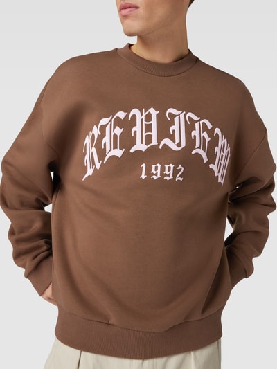 REVIEW Sweatshirt mit OLD ENGLISH Print Mittelbraun 3