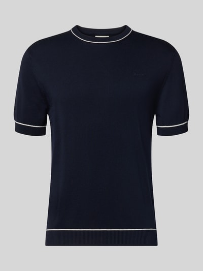 Produktfoto, Strickshirt mit Rundhalsausschnitt von Gant für Herren aus Baumwoll-Modal-Mix, Gerader-Schnitt, gerippte Abschlüsse, unifarben dunkel mit kontrastfarbenen Kanten, kurzärmelig, Rückenlänge bei Größe M: 68 cm.