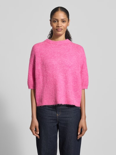 Frauenmodel trägt Relaxed Fit Pullover mit Lanawoll-Anteil Modell 'Otia' von B.Young in Pink, Strick-Optik, Halbarm, Rundhalsausschnitt, überschnittene Schultern, elastische Ärmelabschlüsse, Material-Mix, Ganzkörperansicht von vorne.