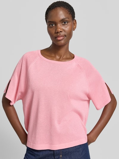 Frauenmodel trägt Strickshirt mit Rundhalsausschnitt von comma in Rosa, Viskose-Mix, Loose Fit, 1/2-Arm, strukturierte Oberfläche, Nahaufnahme Oberkörper.