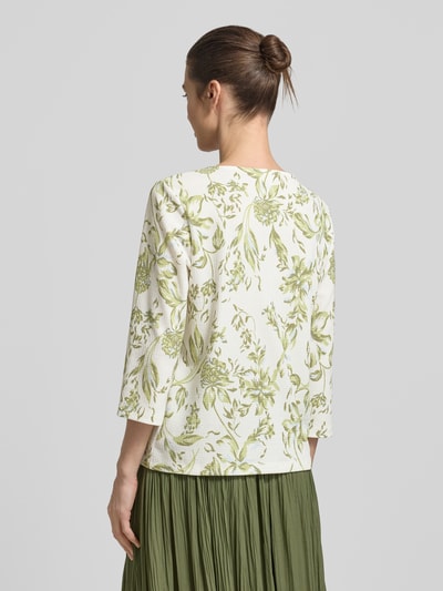 Frauenmodel trägt Regular Fit T-Shirt mit Allover-Muster von s.Oliver RED LABEL, Optik:Allover-Muster, 3/4-Arm, Materialverarbeitung:Crinkle, Ganzkörperansicht Rückansicht.