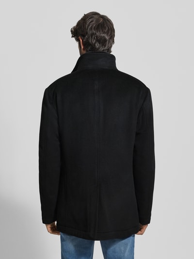 Męski model nosi Kurtka wełniana z mieszanki wełny, prosty krój, stójka, kieszenie z patką, Model 'Gary' od JOOP! Collection, czarny, widok całej sylwetki z tyłu.