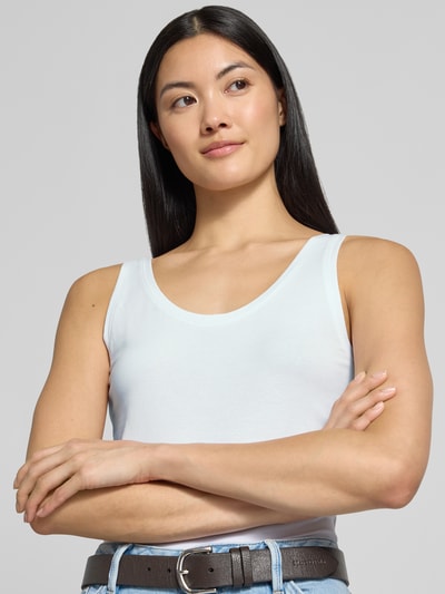 Frauenmodel trägt Slim Fit Tanktop aus Baumwoll-mix von s.Oliver RED LABEL in Weiß, glatte Textur, Nahaufnahme Oberkörper.
