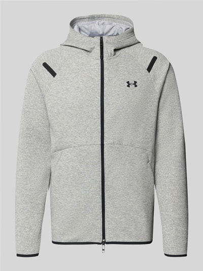 Produktfoto, Regular Fit Jacke mit Kapuze Modell 'Unstoppable' von Under Armour in Hellgrau, Elastischer-Material-Mix mit Baumwoll-Anteil, geteilter Känguru-Tasche, Logo-Print, Zweiwege-Reißverschluss, elastische Abschlüsse, Rückenlänge 75 cm, Ärmellänge 57 cm