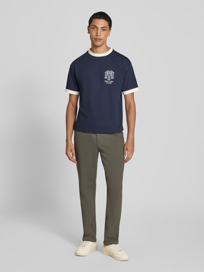 Männermodel trägt Schmale Jogginghose mit Viskose-Anteil Modell 'NEWKODYL' von ONLY in Olive, glatte Textur, Herren Schmale Hose, Ganzkörperansicht von vorne.
