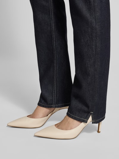 Kobiece modelka nosi Straight Fit Jeans aus Baumwoll-Lyocell-Mix Modell 'C_ADA SLIM HR 1.0' od BOSS Orange, denim, ciemnoniebieski melanż, 5 kieszeni, detal label patch, pełny widok nóg, zbliżenie na dolną część.