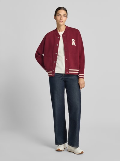 Frauenmodel trägt Oversized Bomberjacke aus Baumwoll-Mix Modell 'ICONIC' von ARMEDANGELS in Dunkelrot mit weißen Akzenten, Damen Bomberjacke / Blouson, Ganzkörperansicht von vorne