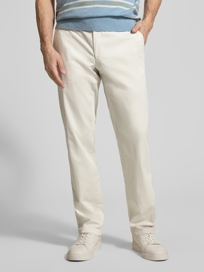 Männermodel trägt Straight Fit Stoffhose mit Lyocell-Anteil Modell 'Everest' von BRAX in Creme, Baumwoll-Lyocell-Mix, Eingriffstaschen, Knopf- und Reißverschluss, Ganzkörperansicht von vorne.