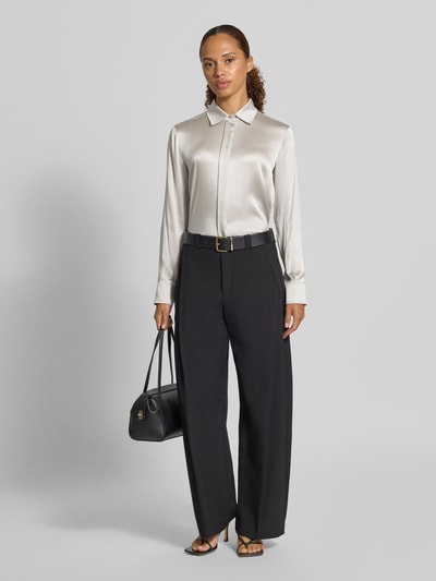 Vrouwenmodel draagt Regular fit blouse met lange mouwen uit zijdemix model 'XERO' van Max Mara, Dames Langarmbluse, fullbody-vooraanzicht.