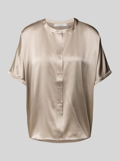Produktfoto, Relaxed Fit Seidenbluse mit Rundhalsausschnitt von HERZENS, mieszanka jedwabiu, krój relaxed fit, okrągły dekolt, listwa guzikowa, krótki rękaw, długość tyłu w rozmiarze 36: 63 cm, długość rękawa: 18 cm, gładka połyskująca tkanina, beżowy kolor