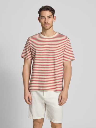 Männermodel trägt Regular Fit T-Shirt aus Baumwoll-Mix Modell 'KEVIN' von SELECTED HOMME, gestreift, Feinstrick, Ganzkörperansicht von vorne.