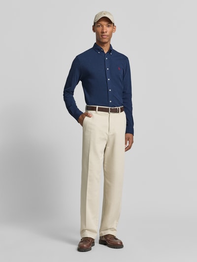 Mannenmodel draagt Regular fit vrijetijdsoverhemd van puur katoen van Polo Ralph Lauren in donkerblauw, rechte broek, ganzichaam vooraanzicht.