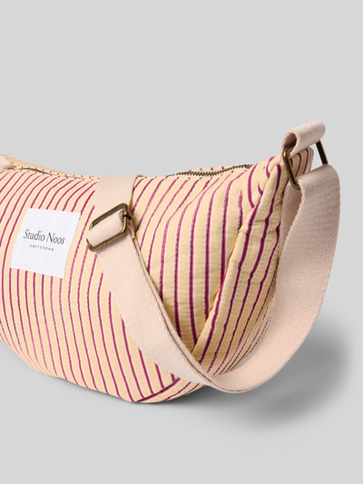 Produktfoto, Bauchtasche mit Logo-Patch Modell 'Poplin' von STUDIO NOOS, beige mit roten Streifen, breiter Verstellbarer Schulterriemen, grobe Stofftextur, Hauptfach mit Reißverschluss, Breite 41 cm, Länge 21 cm, Tiefe 10 cm, Länge Schulterriemen 63 cm