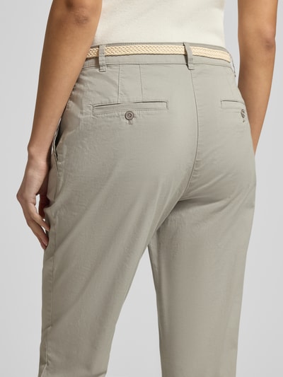 Kobiece model nosi Casual Fit Chino mit Baumwoll-Anteil od Christian Berg Woman, mieszanka bawełny, pasek, skrócony fason, widok z tyłu, zbliżenie na biodra