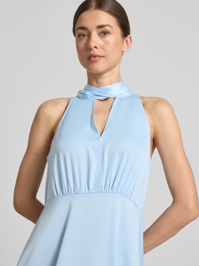 Frauenmodel trägt Maxikleid aus Satin mit Stehkragen Modell 'Thea' von YAS in Hellblau, Elastischer-Material-Mix, Tailliert, Ärmelloses-Design, Schlüsselloch-Ausschnitt, Brustweite bei Größe 36: 41 cm, Nahaufnahme Oberkörper.