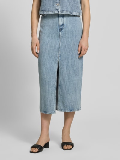 Frauenmodel trägt Figurbetonter Jeansrock aus reiner Baumwolle Modell 'GATJE' von HUGO, Denim-Optik, Strukturmuster, Maxi-Länge, 5-Pocket-Design, Label-Patch, Regular-Fit, Frontschlitz, Ganzkörperansicht von vorne.