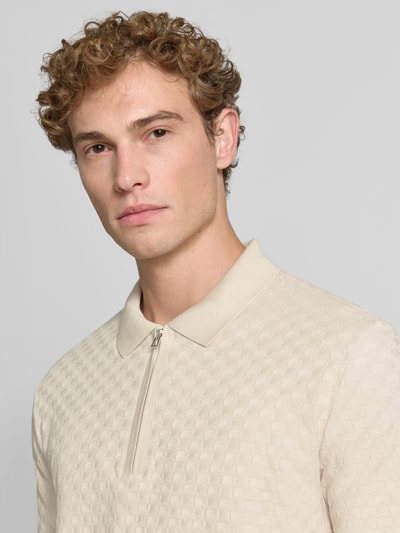 Männermodel trägt Regular Fit Poloshirt von Paul Smith in Beige mit Polokragen, reine Baumwolle, Nahaufnahme Oberkörper.