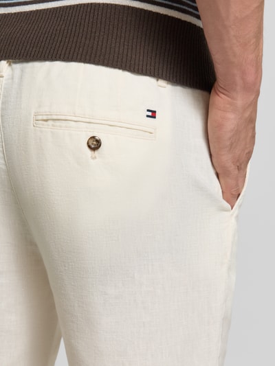 Männermodel trägt Regular Fit Leinenhose mit Logo-Stitching Modell 'Denton' von Tommy Hilfiger in Optik: Unifarben, Nahaufnahme Gesäßbereich, Leinen-Mix, seitliche Eingrifftaschen und Gesäßtaschen mit Knopf, Bundabschluss elastisch.