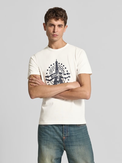 Männermodel trägt Slim Fit T-Shirt aus reiner Baumwolle von KENZO, weiß mit Motiv-Print und Label-Schriftzug, Nahaufnahme Oberkörper.