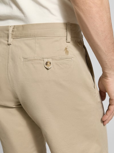 Männermodel trägt Straight Fit Chinoshorts aus katoenmix van Polo Ralph Lauren in effen kleuren met logodetail en riemlussen, detailaufnahme rug.