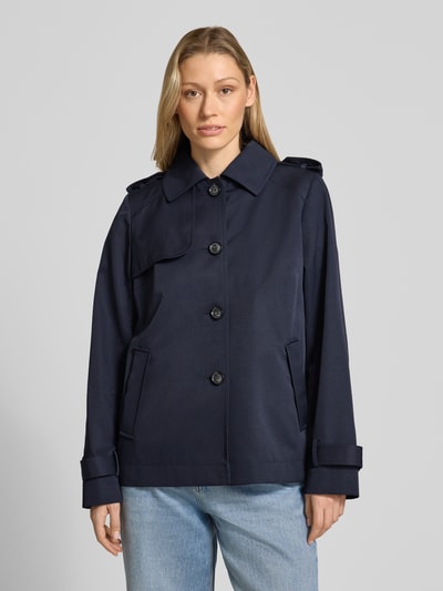 Vrouwenmodel draagt Regular Fit Jacke mit Umlegekragen van Christian Berg Woman Selection in donkerblauw, katoenmix, steekzakken, doorlopende knoopsluiting, volledige lichaamsvoorzijde.