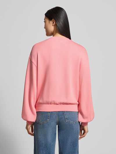 Vrouwenmodel draagt Oversized Sweatshirt met geribde boorden model 'Brionna' van MSCH Copenhagen in roze, viscose-mix, rugaanzicht.
