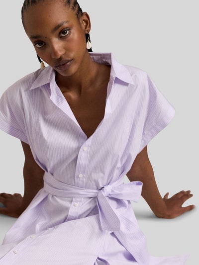 Frauenmodel trägt Tailliertes Hemdblusenkleid aus reiner Baumwolle von Polo Ralph Lauren in Flieder, unifarben, Logo-Stitching, Nahaufnahme Oberkörper.