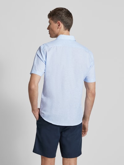 Männermodel trägt Slim Fit Freizeithemd aus Leinen-Mix von Jake*s in Hellblau, kurze Ärmel, strukturierte Oberfläche, Ganzkörperansicht Rückansicht.