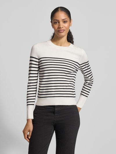 Frauenmodel trägt Regular Fit Strickpullover aus Viskose-Mix von s.Oliver RED LABEL mit Allover-Muster, Crew Neck, gerippte Abschlüsse, Ganzkörperansicht von vorne.