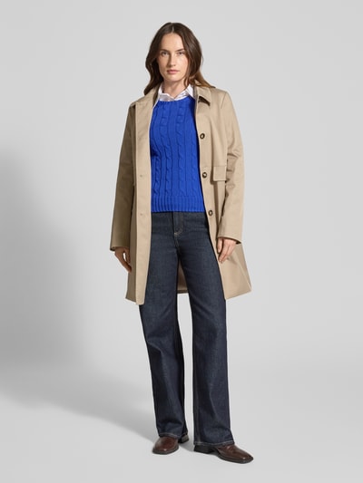 Frauenmodel trägt Strickpullover mit Zopfmuster Modell 'JULIANNA' von Polo Ralph Lauren in Blau, Slim Fit aus Baumwolle, Ganzkörperansicht von vorne