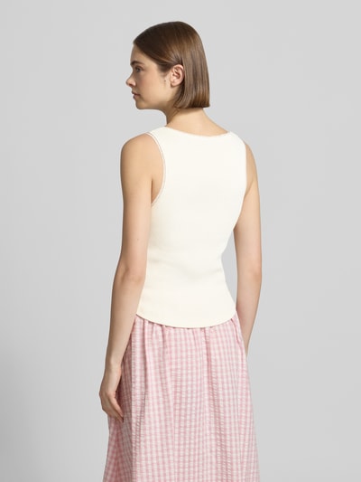 Frauenmodel trägt Tanktop in Ripp-Optik Modell 'Jolie' von OH APRIL aus Baumwoll-Elasthan-Mix, Slim-Fit, Cremefarbe, Rückenlänge 51 cm, Ganzkörperansicht Rückansicht.