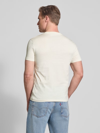 Męski model nosi Regular Fit T-Shirt aus reiner Baumwolle von Polo Ralph Lauren, efekt: jednolity kolor, okrągły dekolt, krótki rękaw, wyhaftowane logo, dżersej, bawełna, widok całej sylwetki z tyłu.