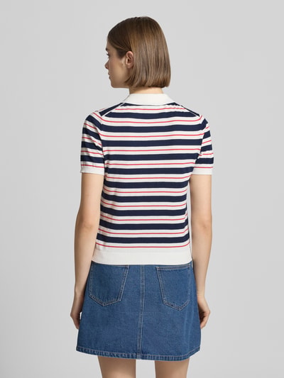 Frauenmodel trägt Regular Fit Polo-Strickshirt mit Streifenmuster von REVIEW aus reiner Baumwolle, Rückenlänge 52 cm, Ganzkörperansicht Rückansicht.