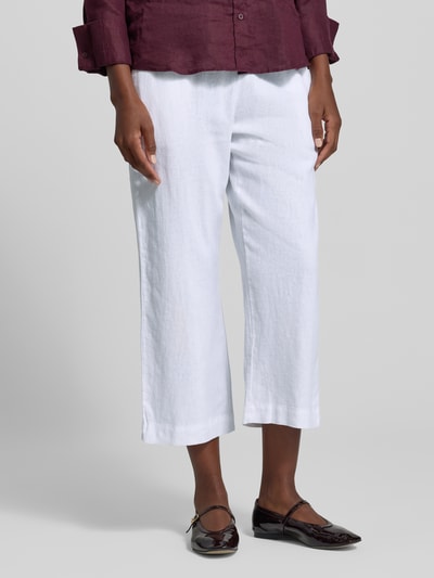 Frauenmodel trägt Wide-Leg-Pants von FREE/QUENT, Leinen-Mix mit Viskose-Mix, Loose-Fit, elastischer Bund mit Kordelzug, seitliche Eingrifftaschen, Modell 'Lava', Bundweite bei Größe S 37 cm, Innenbeinlänge bei Größe S 59 cm, weiße Farbe, glatte Textur, Nahaufnahme Oberkörper.