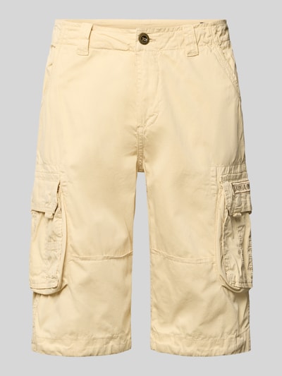 Productfoto, Bermudas met pattentaschen en logo-stitching van Alpha Industries, puur katoen, straight fit, knoop- en ritssluiting, zij-steekzakken, klepzakken met klittenbandsluiting, achterzakken, bandwijdte maat 32: 44 cm, binnenbeenlengte maat 32: 33 cm, beige kleur, gladde textuur.