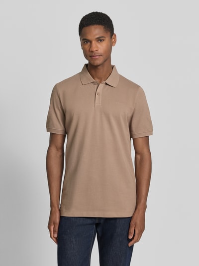 Męski model nosi Regular Fit Poloshirt aus reiner Baumwolle von s.Oliver RED LABEL, efekt: jednolity kolor, krój regular fit, wyhaftowane logo, kołnierzyk polo, dekolt w serek, listwa guzikowa, krótki rękaw, zakończenie rękawów: prążkowane, wykończenie: z rozcięciami po bokach, wykończenie materiału: pika, bawełna. Ganzkörperansicht z przodu.