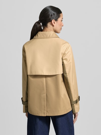 Vrouwenmodel draagt Cropped Trenchcoat aus Baumwoll-Mix van Weekend Max Mara in effen kleuren met reverskraag en trensje, regular fit, zij-steekzakken, katoenmixer, drukknoopsluiting, lange mouw, korte lengte, rugaanzicht.