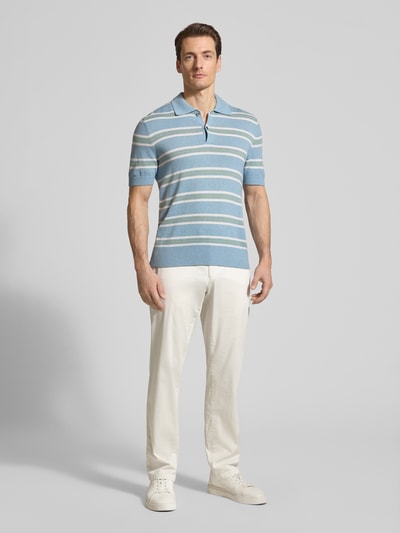 Männermodel trägt Straight Fit Stoffhose mit Lyocell-Anteil Modell 'Everest' von BRAX, Baumwoll-Lyocell-Mix, Eingriffstaschen, Ganzkörperansicht von vorne.