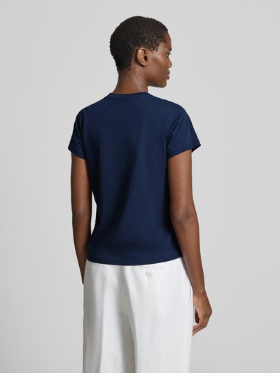Frauenmodel trägt Regular Fit T-Shirt aus reiner Baumwolle von Polo Ralph Lauren, Optik: Unifarben, Passform: Regular-Fit, Logo-Stitching, Rundhals, Ärmelform: Kurzarm, Materialverarbeitung: Jersey, Ganzkörperansicht Rückansicht.