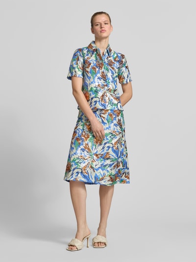 Frauenmodel trägt Hemdbluse mit Allover-Pailettenbesatz von Rabanne in taillierter Passform, bunten Farben, Kurzärmelig, Ganzkörperansicht von vorne.